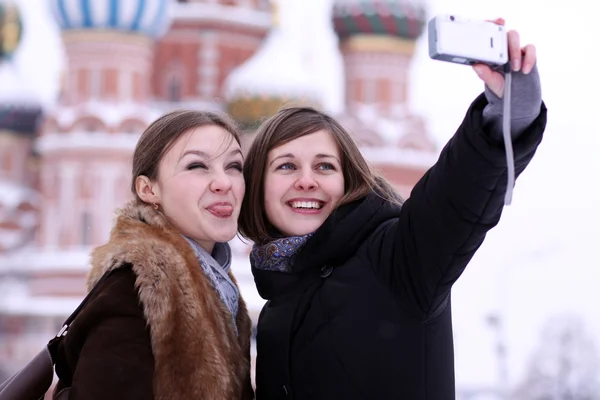 Δύο κορίτσια τουρίστες φωτογραφίζονται στη Μόσχα (Ρωσία) — Φωτογραφία Αρχείου