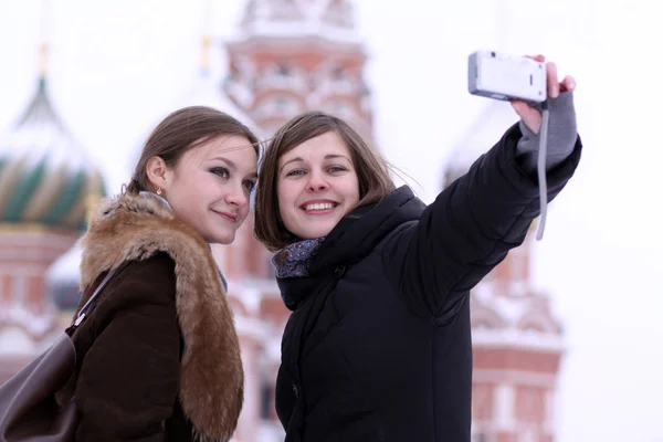 Две девушки-туристки фотографируются в Москве (Россия) ) — стоковое фото