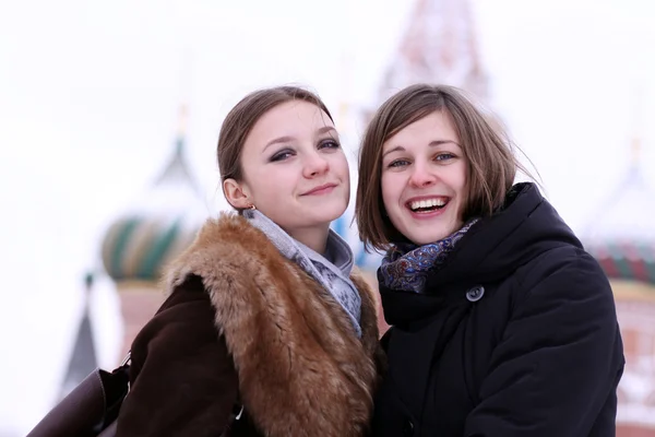 Two girls tourists are photographed in Moscow (Russia) — Stock Photo, Image