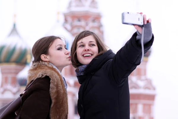 Dos turistas niñas son fotografiados en Moscú (Rusia ) —  Fotos de Stock