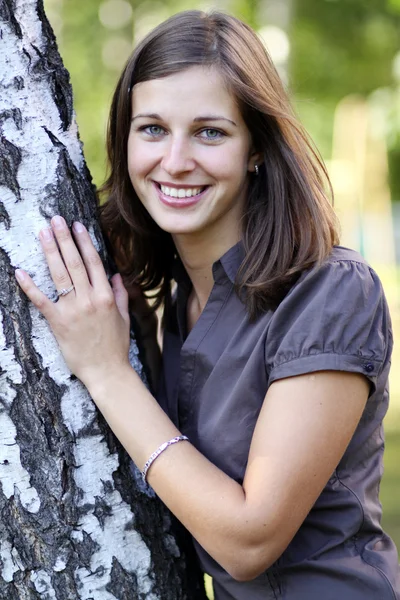 Mutlu kız beyaz huş ağacı — Stok fotoğraf
