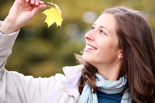 Bruneta s golden podzimní listí — Stock fotografie