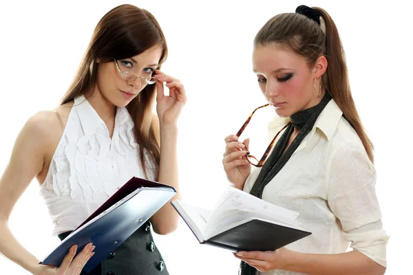 Duas jovens mulheres lendo livros — Fotografia de Stock