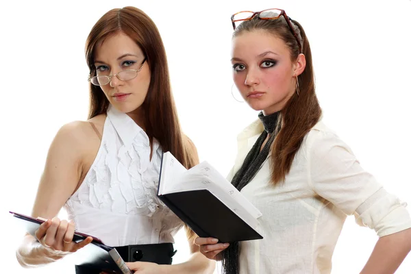 Zwei junge Frauen lesen Bücher — Stockfoto
