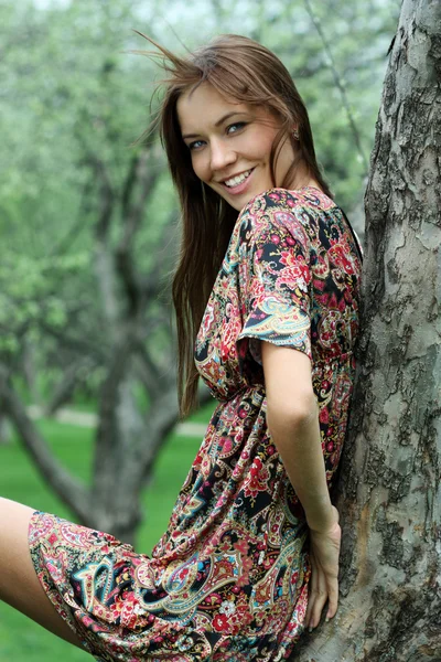 Beautiful woman in summer park — Stock Photo, Image