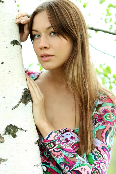 Egy fiatal, gyönyörű nő portréja. — Stock Fotó