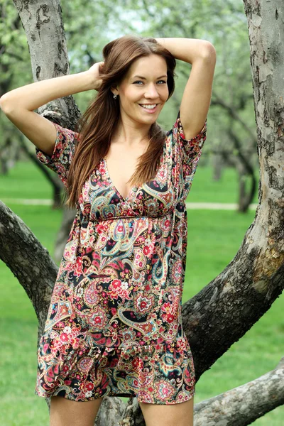 Hermosa mujer en el parque de verano — Foto de Stock