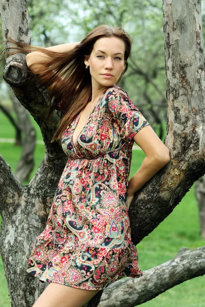 Piękna kobieta w lato park — Zdjęcie stockowe