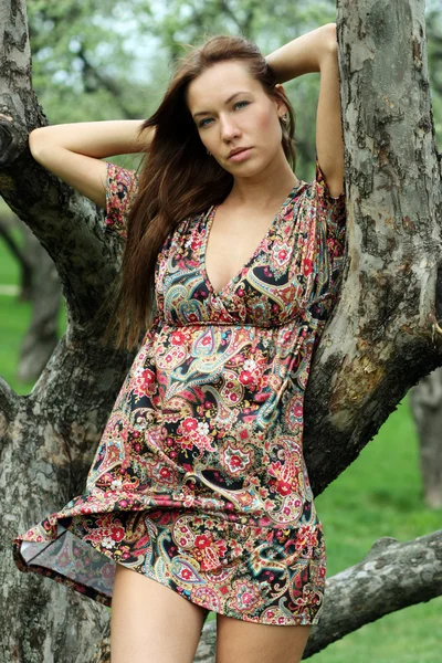 Hermosa mujer en el parque de verano —  Fotos de Stock