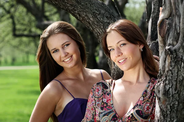 Due giovani donne — Foto Stock