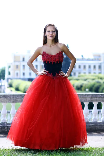 Señora en vestido rojo —  Fotos de Stock