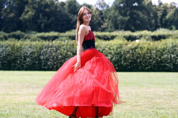 Dame im roten Kleid — Stockfoto