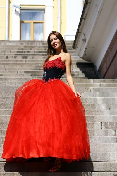Damen i röd klänning — Stockfoto