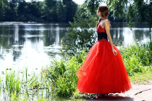 Pani w czerwonej sukience — Zdjęcie stockowe