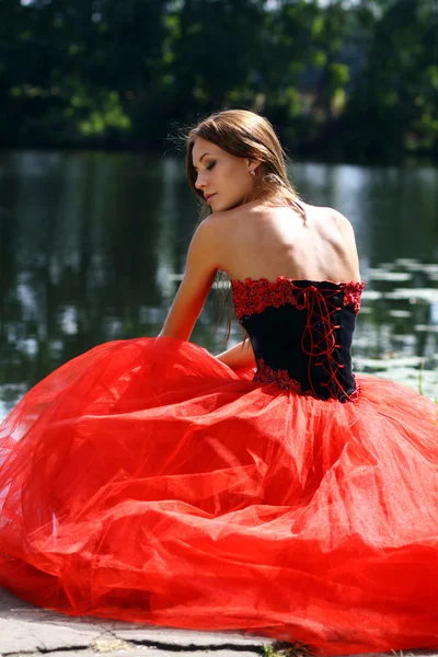 Kırmızı elbiseli Bayan — Stok fotoğraf