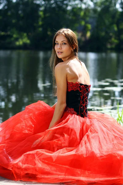 Dame in rode jurk — Stockfoto