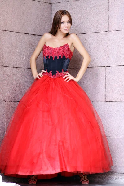 Mulher em um vestido gótico vermelho — Fotografia de Stock