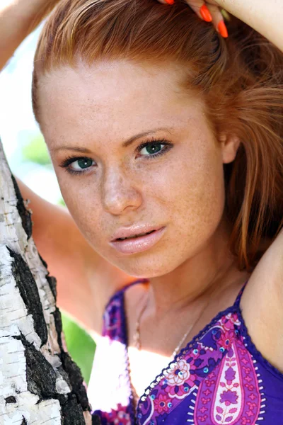 Kızıl saçlı kız açık — Stok fotoğraf