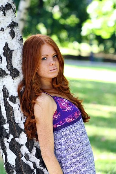 赤い髪の美しさの少女 — ストック写真