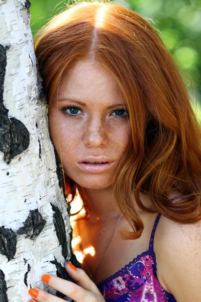 Bellezza ragazza dai capelli rossi — Foto Stock