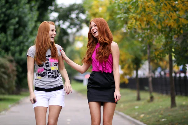 Porträtt av flickor med vackra röda hår — Stockfoto