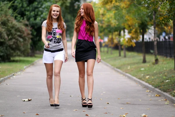 Ritratto di ragazze che camminano per strada — Foto Stock