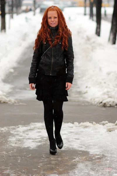 Mooie jonge vrouw in winterpark — Stockfoto