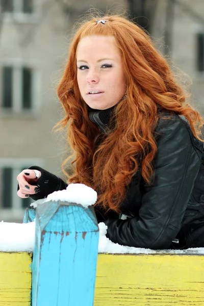 Beautiful young woman in winter park — Stock Photo, Image