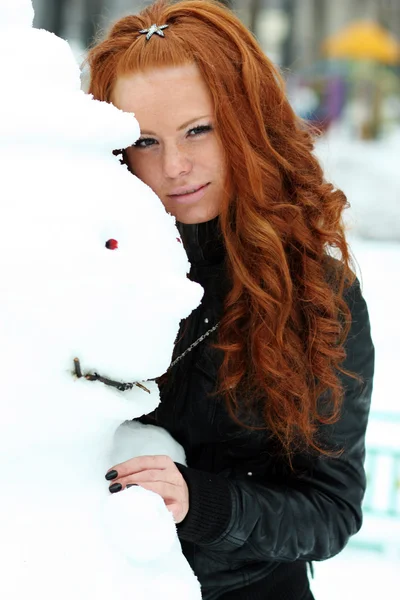 Beautiful young woman in winter park — Stock Photo, Image