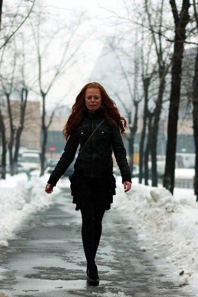 Gyönyörű fiatal nő a téli parkban — Stock Fotó