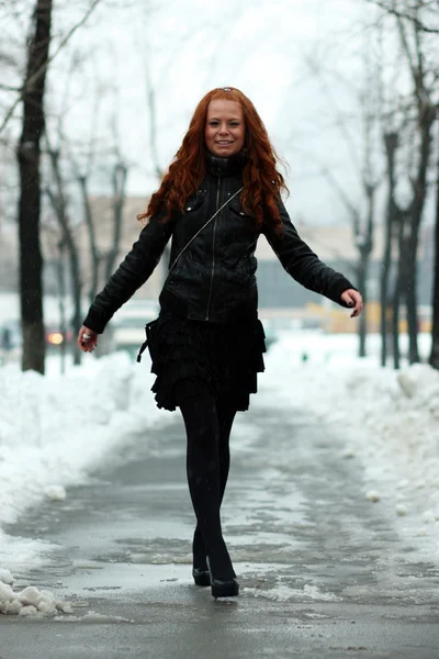 Gyönyörű fiatal nő a téli parkban — Stock Fotó