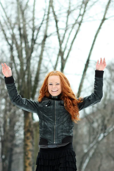 Красива молода жінка в зимовому парку — стокове фото