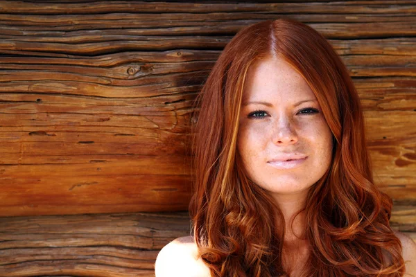 Gyönyörű, merész vörös hajú lány portréja — Stock Fotó