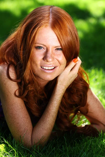 Güzel kızıl saçlı kızın portresi. — Stok fotoğraf