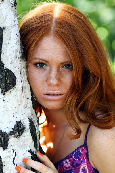 Porträtt av den vackra rödhåriga flickan — Stockfoto