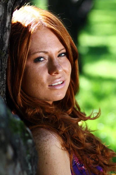 Porträtt av en vacker rödhårig flicka — Stockfoto