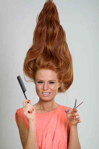 Egy gyönyörű vörös hajú lány portréja — Stock Fotó