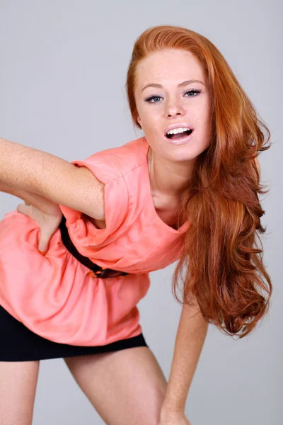 Güzel kızıl saçlı bir kız portresi — Stok fotoğraf