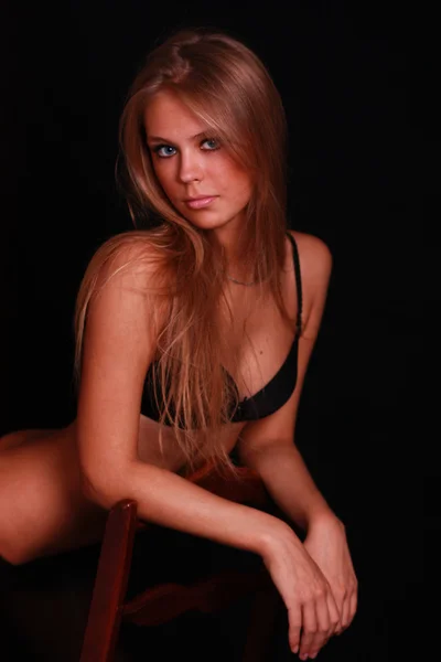 Σέξι ξανθιά σε μαύρα εσώρουχα πάνω από σκούρο φόντο — Φωτογραφία Αρχείου