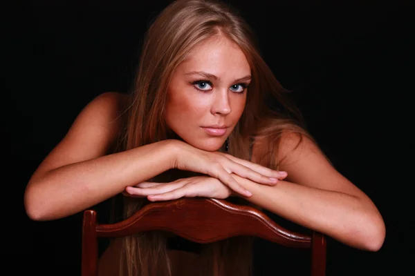 Sexy Blondine Schwarzen Dessous Vor Dunklem Hintergrund — Stockfoto