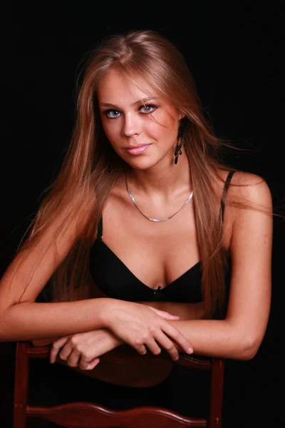 Сексуальная блондинка в черном белье на тёмном фоне — стоковое фото