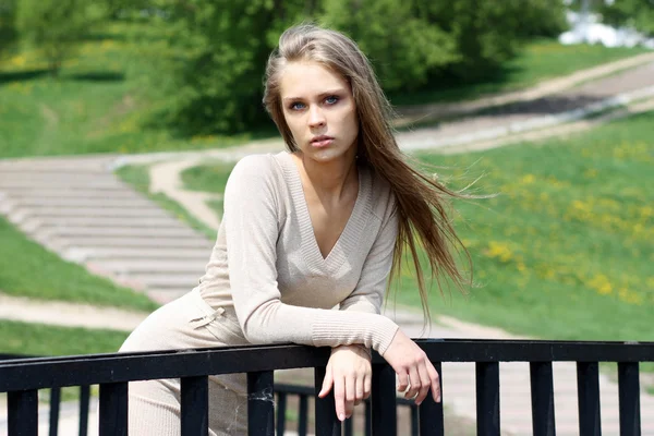 Ung kvinna på utomhus bakgrund — Stockfoto