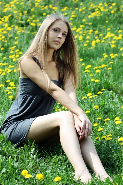 Belle jeune femme relaxante dans le gr — Photo