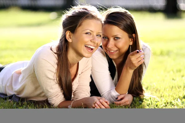 Twee vrolijke meisjes Tweelingen, in de straat — Stockfoto