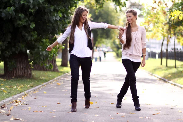 Модные девушки близнецы ходьба — стоковое фото