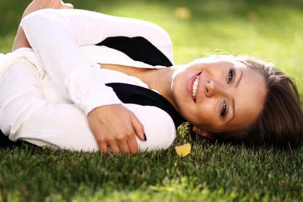 Schattige jonge vrouwelijke liggend op grasveld — Stockfoto