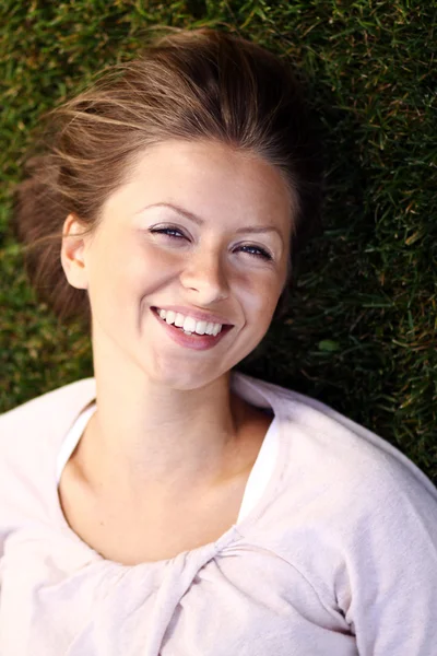 Szoros portré egy boldog fiatal nőről — Stock Fotó