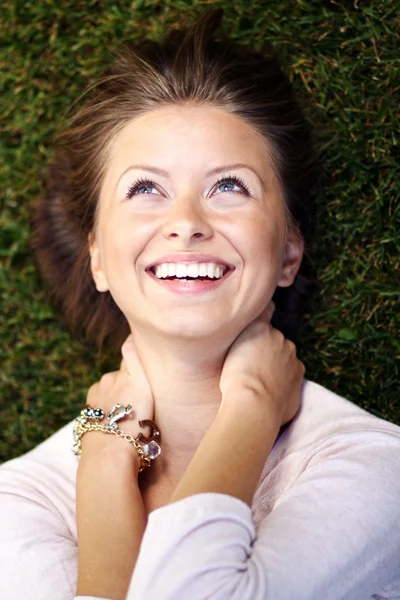 幸せな若い女性のクローズアップポートレート — ストック写真