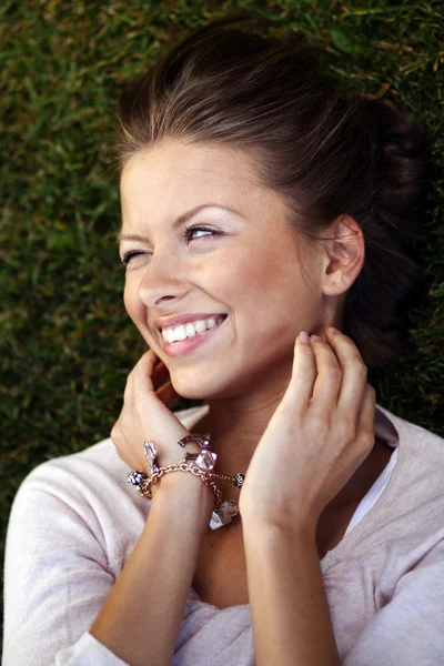 Close-up portret van een gelukkige jonge vrouw — Stockfoto