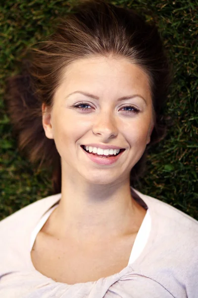 Närbild porträtt av en lycklig ung kvinna — Stockfoto